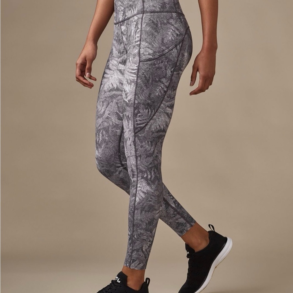Lululemon Fast & Free 7/8 Tight
Kindred Spirit Alpine White Multi size 6